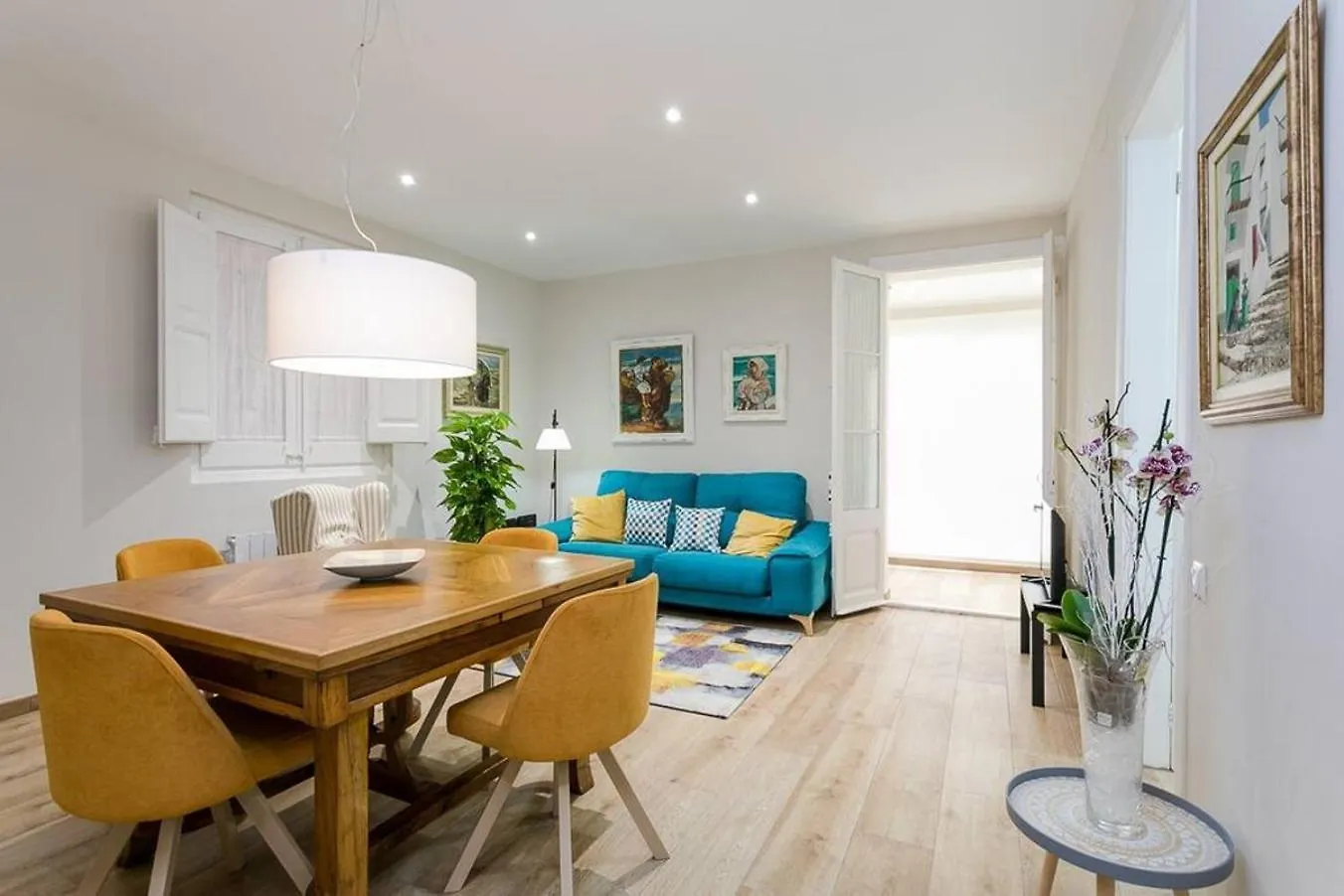 اتصالات Lovely Designed House Connected To Center 